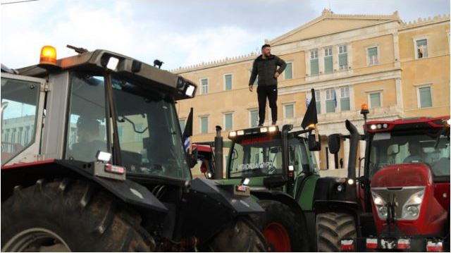 Αγρότες: Τα τρακτέρ κατέκλυσαν το κέντρο της Αθήνας στο μεγάλο συλλαλητήριο στο Σύνταγμα