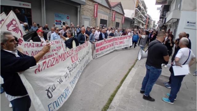 Απεργιακή συγκέντρωση και πορεία κατά της ακρίβειας στα Τρίκαλα
