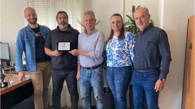 Απονομή τιμητικής πλακέτας σε αστυνομικό της Υποδιεύθυνσης Ασφάλειας Τρικάλων