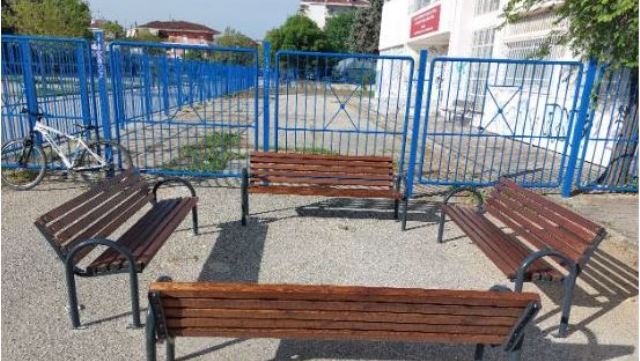 Ευχαριστήριο από το 4ο Γυμνάσιο Τρικάλων για τα δύο νέα παγκάκια στον αύλειο χώρο