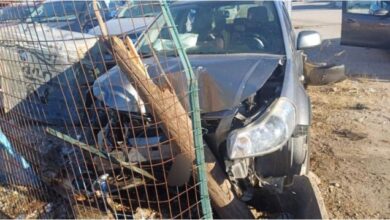 Φοβερό τροχαίο στα Τρίκαλα: Αυτοκίνητο έπεσε σε περίφραξη ξηλώνοντας στύλο!